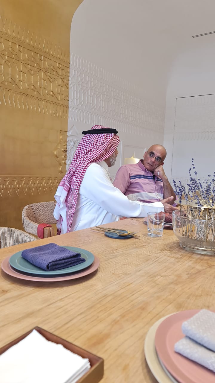 في إطار عمله الدؤوب وبدعوة من لجنة الرياضات التقليدية الشعبية السعودية، قام مؤسس ورئيس الاتحاد العربي الاستاذ مارون خليل خليل بزيارة الممل العربية السعودية وعقد اجتماع مع اللجنة برئاسة السيدة ريم الفقير بهدف تفعيل النشاطات بين الطرفين